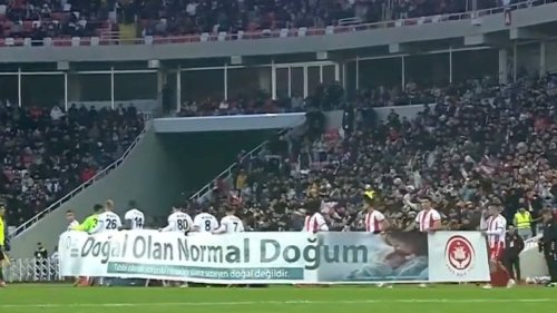 Banner in türkischem Stadion zu «natürlicher Geburt» sorgt für Kritik