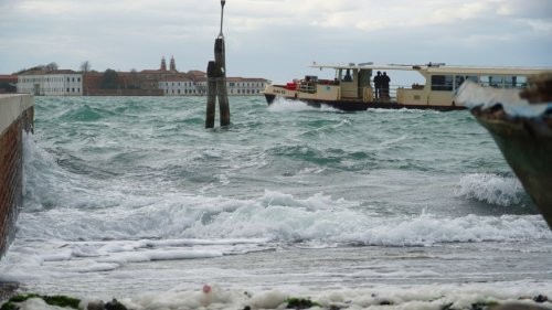 Flutschutztore in Venedig aktiviert – Unwetter in ganz Italien