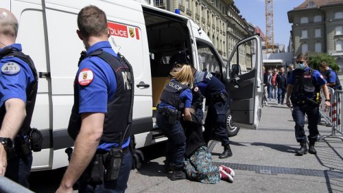 Berner Regierungsrat prüft Vorgehen gegen Medien nach Polizistenfreispruch
