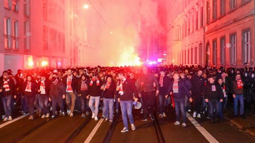 Berner Café soll Regenbogenfahne abhängen: Polizei warnt vor serbischen Hooligans