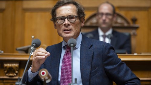 Die SVP oben ohne: Roger Köppel stört sich an krawattenlosen Politikern