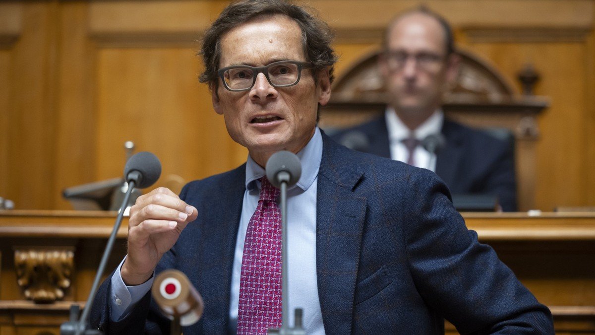 Die SVP oben ohne: Roger Köppel stört sich an krawattenlosen Politikern