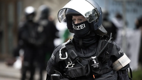 Mutter meldet ihren Sohn der Polizei – darauf stürmt eine Sondereinheit seine Wohnung