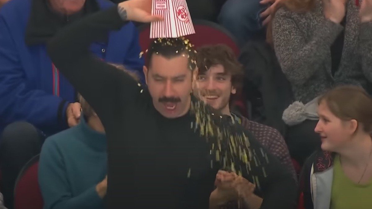 Popcorn über den Kopf! Schweizer U20-Nati lässt Hockey-Fan ausflippen
