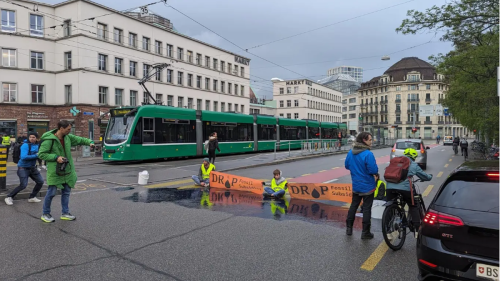 Klimaaktivisten blockieren Verkehr mitten in der Stadt Basel
