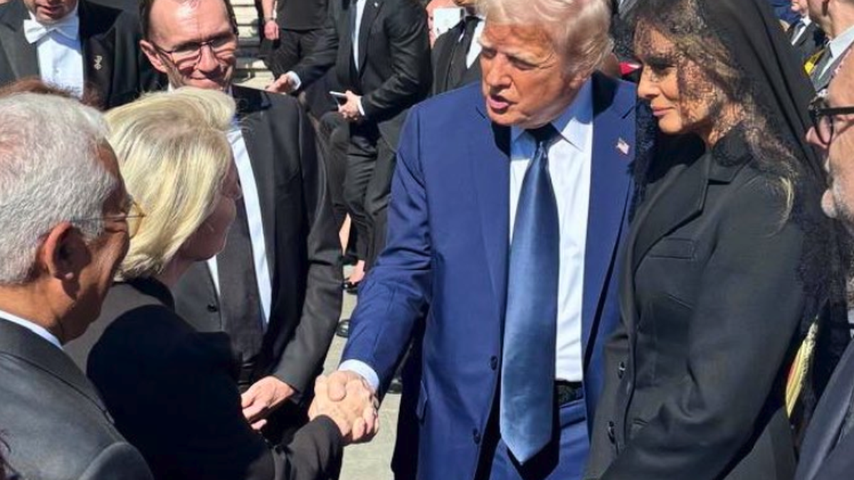 Papst im engsten Kreis beigesetzt +++ Von der Leyen und Trump vereinbaren Treffen