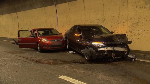 Autofahrer rast im Gubristtunnel in ein Fahrzeug – vier Verletzte
