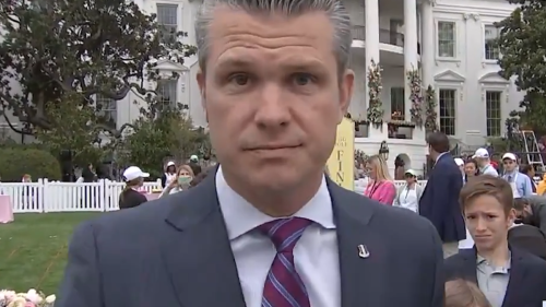 Journalistin spricht Hegseth auf Chat-Panne an – dann platzt diesem der Kragen