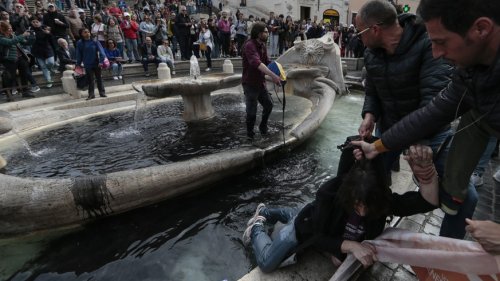 Aktivisten kippen schwarze Flüssigkeit in bekannten Brunnen in Rom