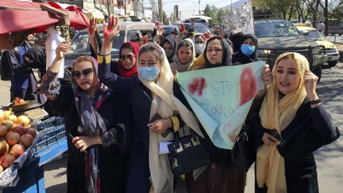 Afghanische Frauen protestieren nach Anschlag auf Schule