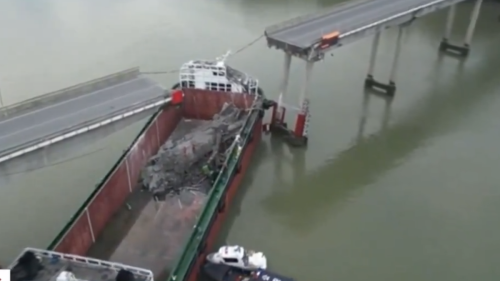 Schiff bringt Brücke in China zum Einsturz – Autos ins Wasser gefallen