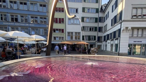 In Zürich sind Brunnen pink eingefärbt worden – das steckt dahinter