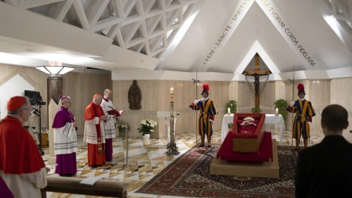 Vatikan veröffentlicht erste Bilder vom aufgebahrten Papst