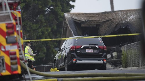 USA: Flugzeug stürzt über Wohngebiet ab – Häuser stehen in Flammen