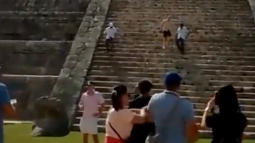 Geschlagen und ausgebuht: Tourist klettert auf heiligen Maya-Tempel Chichén Itzá