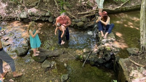 Kennedy Jr. badet in Abwasser-Bach – mit seinen Enkelkindern