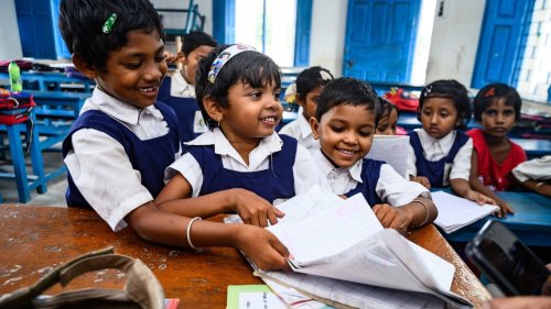 Plastik gegen Bildung: Innovatives Recycling-Projekt in Indien schafft Schulgebühren ab