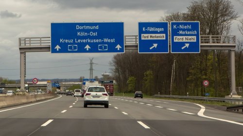 Neue Sprüche auf Kölner Verkehrstafeln begeistern Autofahrer