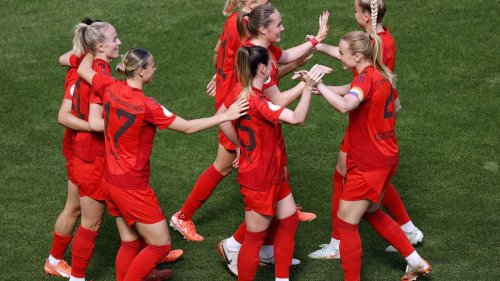 FC Bayern: Frauen schmeißen Poolparty nach dem DFB-Pokal-Sieg