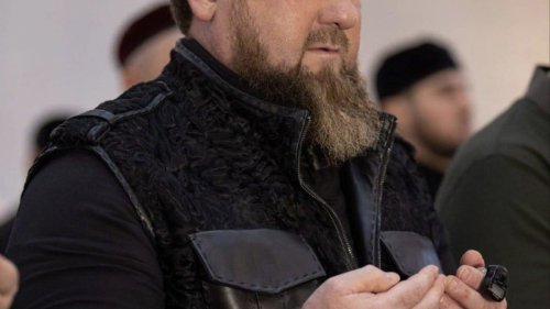 Russland: Kadyrow äußert sich zu Gerüchten – Rätselraten um Gerät an Finger