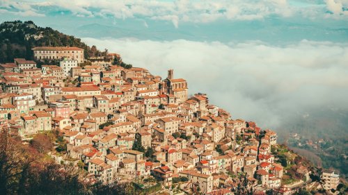 Italienisches Dorf verkauft Häuser für nur 1 Euro – und keiner will sie