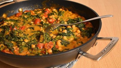 Vegane Rezepte: Gemüse-Pfanne mit Spinat und Kichererbsen