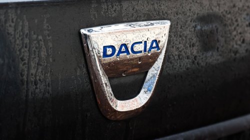 Dacia macht sich über BMW, Porsche, Volkswagen und Tesla lustig – mit Geschenk