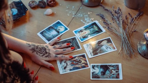 Ende des Ukraine-Kriegs: Wieso Russen vermehrt auf Tarot-Karten setzen
