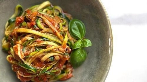 Vegane Rezepte: Selbstgemachte Zucchini-Nudeln mit Tomaten