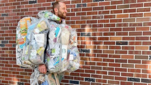 Gegen Müllproblem: Aktivist trägt Anzug aus Abfällen eines ganzen Monats