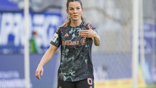 FC Bayern: Tuva Hansen zeigt Schiedsrichterin die Gelbe Karte