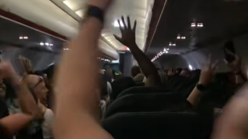 Ibiza-Urlaub: Frau teilt Video aus Flugzeug – "echter Horror"
