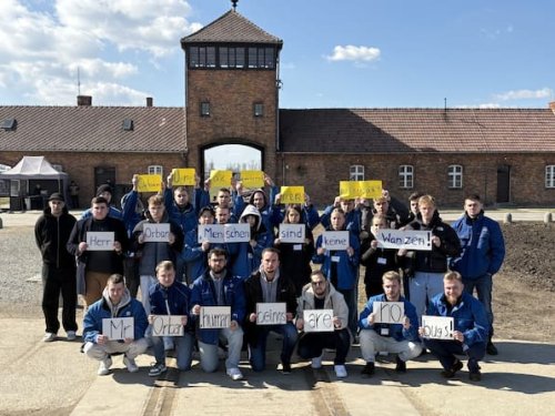 VW-Azubis protestieren gegen Ungarns Ministerpräsidenten