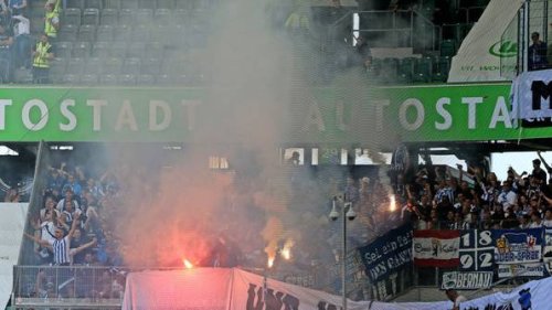 Pyro-Wahnsinn im Wolfsburger Stadion: Fußballfan muss mit Brandwunden behandelt werden