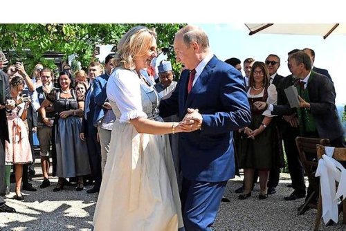 Die mit dem Putin tanzt: Darum lebt Österreichs Ex-Außenministerin nun in Russland – samt Ponys