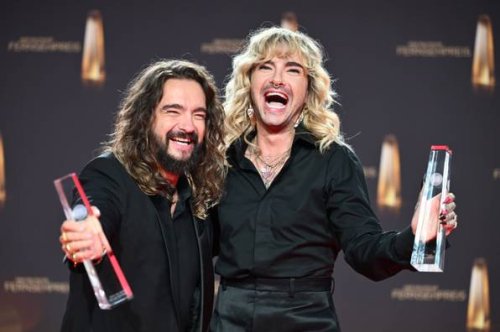 Deutscher Fernsehpreis 2023: Luke Mockridge und Oliver Pocher witzeln auf dem roten Teppich