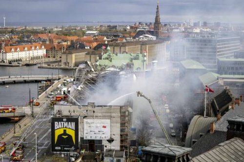 Viele offene Fragen: Ermittlungen laufen nach Großbrand in Kopenhagens historischer Börse