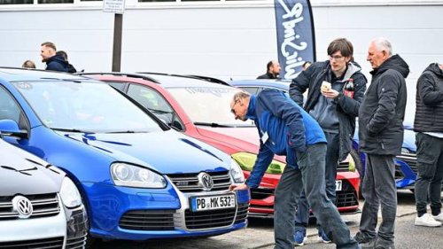 VW-AutoMuseum Wolfsburg: Volkswagen R-Fans rollen mit 80 schicken Sportlern auf den Parkplatz