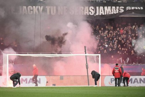 Spielabbruch in Ligue 1: Fliegende Sitzschalen und schwarzer Rauch in Montpellier