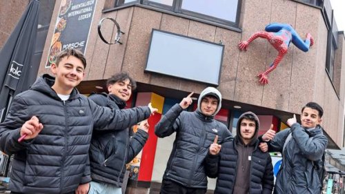 Porschestraße: Warum ist Spider-Man  in Wolfsburg?