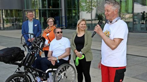 Benefiztour: MS-Radler Georg Gehrenkemper stoppt in der Wolfsburger VW-Autostadt