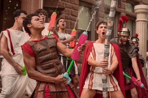 Overcompensating: Teenage-Comedy von Benito Skinner mit Tiefgang