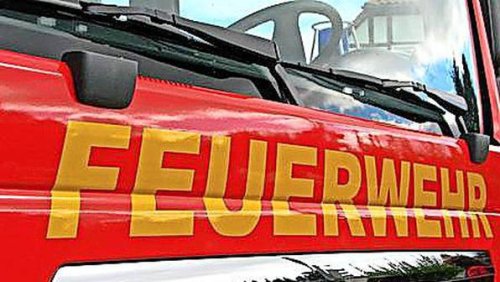 Gamsen: Auto brennt in Carport - Feuerwehr rückt aus