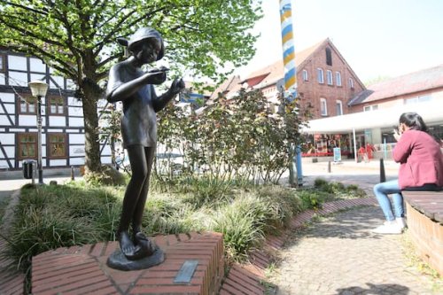 Fallersleben: Gänseliesel bekommt neue Bronze-Gans