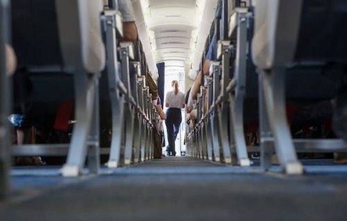 Schlafen auf dem Kabinenboden im Flugzeug: Ist der Tiktok-Trick erlaubt?