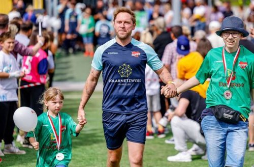 „Kicken mit Stars“ in Hannover: Johannes Oerding spielt für guten Zweck mit