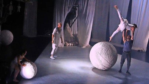 Cirkus Cirkör verknüpft im Scharoun Theater in Wolfsburg Artistik mit Symbolik