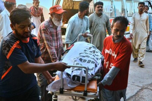 14 Tote bei Sturz von überladenem Kleinlaster in Pakistan