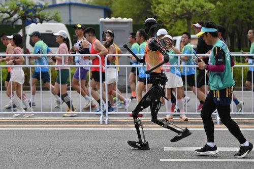 China: Roboter laufen Halbmarathon gegen Menschen