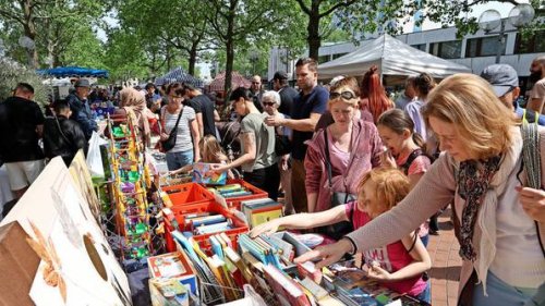 Wolfsburg: Zum City-Flohmarkt kamen unzählige Menschen in die Innenstadt.